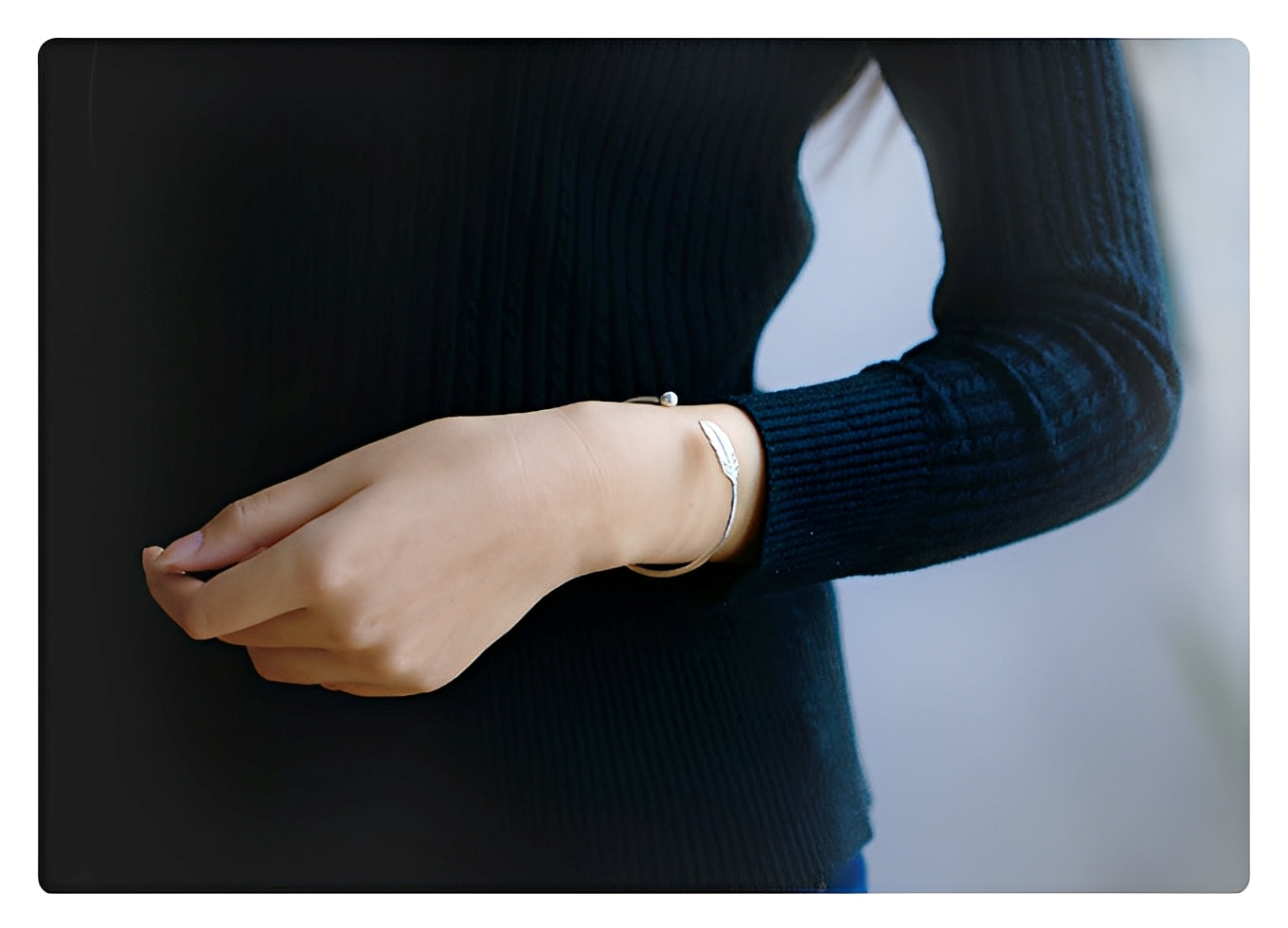 Nayla – Pulsera Pluma Plateada Elegante