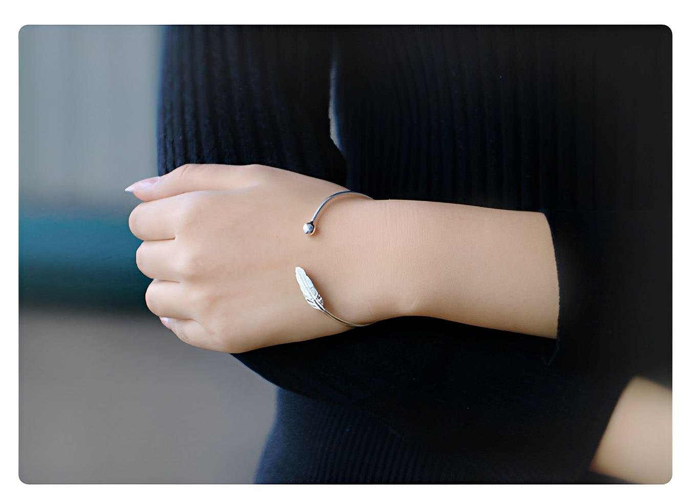 Nayla – Pulsera Pluma Plateada Elegante