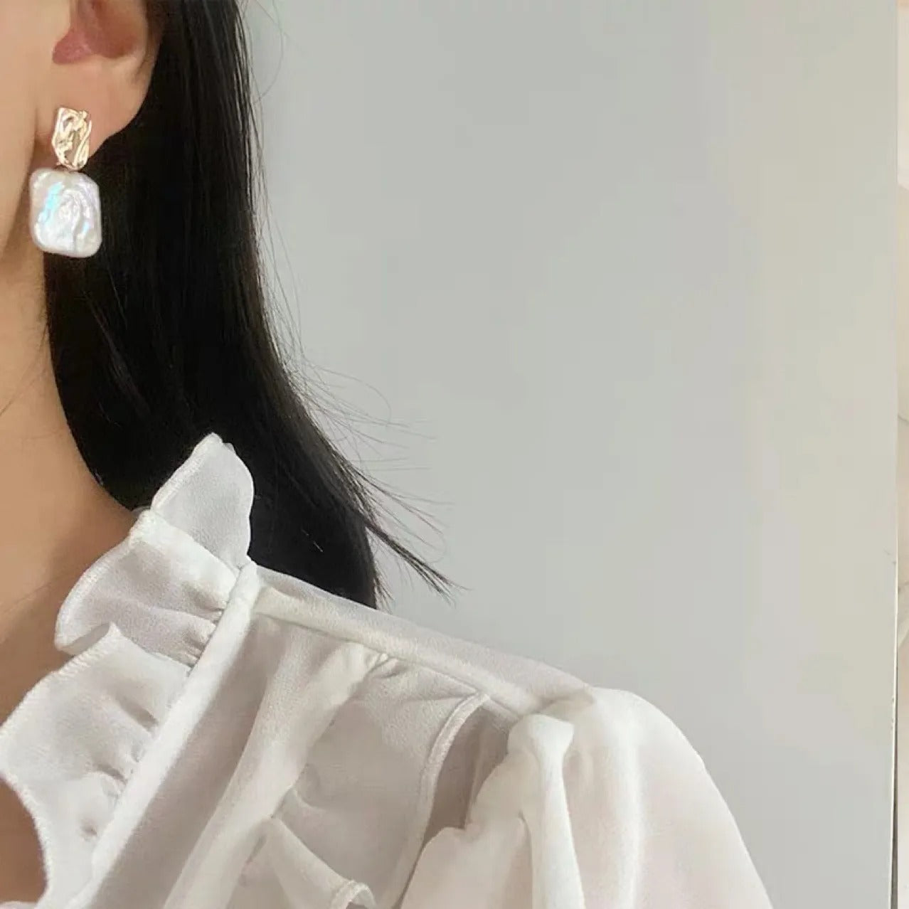 Aiah – Pendientes Dorados con Perlas Barrocas Elegantes