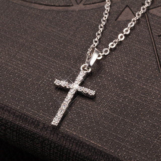 Celestia – Collar con Colgante Cruz Refinado