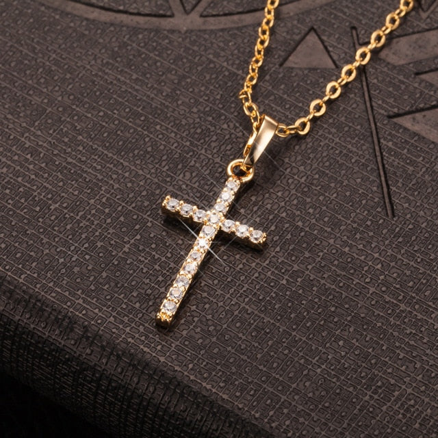 Celestia – Collar con Colgante Cruz Refinado