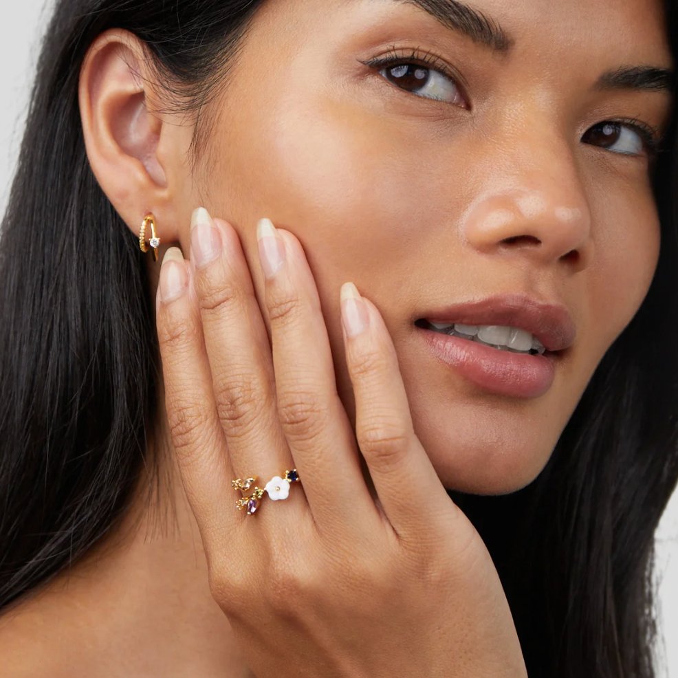 Leah - Anillo dorado con flor de cristal blanco