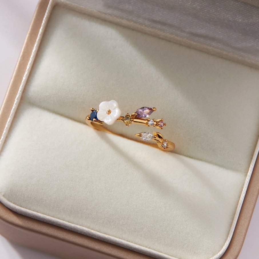 Leah - Anillo dorado con flor de cristal blanco