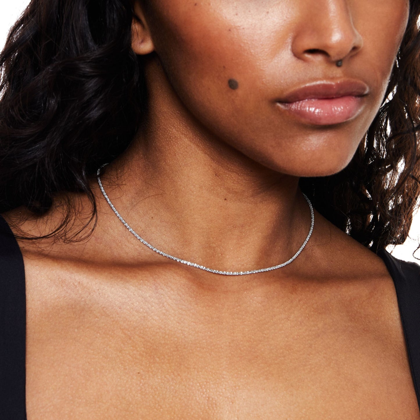 Piana – Collar Dorado Delicado para el Día a Día