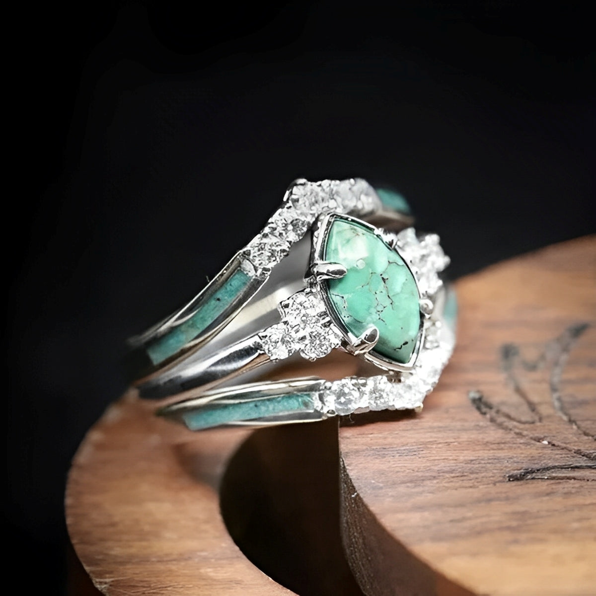 Solene – Anillo con Turquesa Natural y Detalles de Diamante