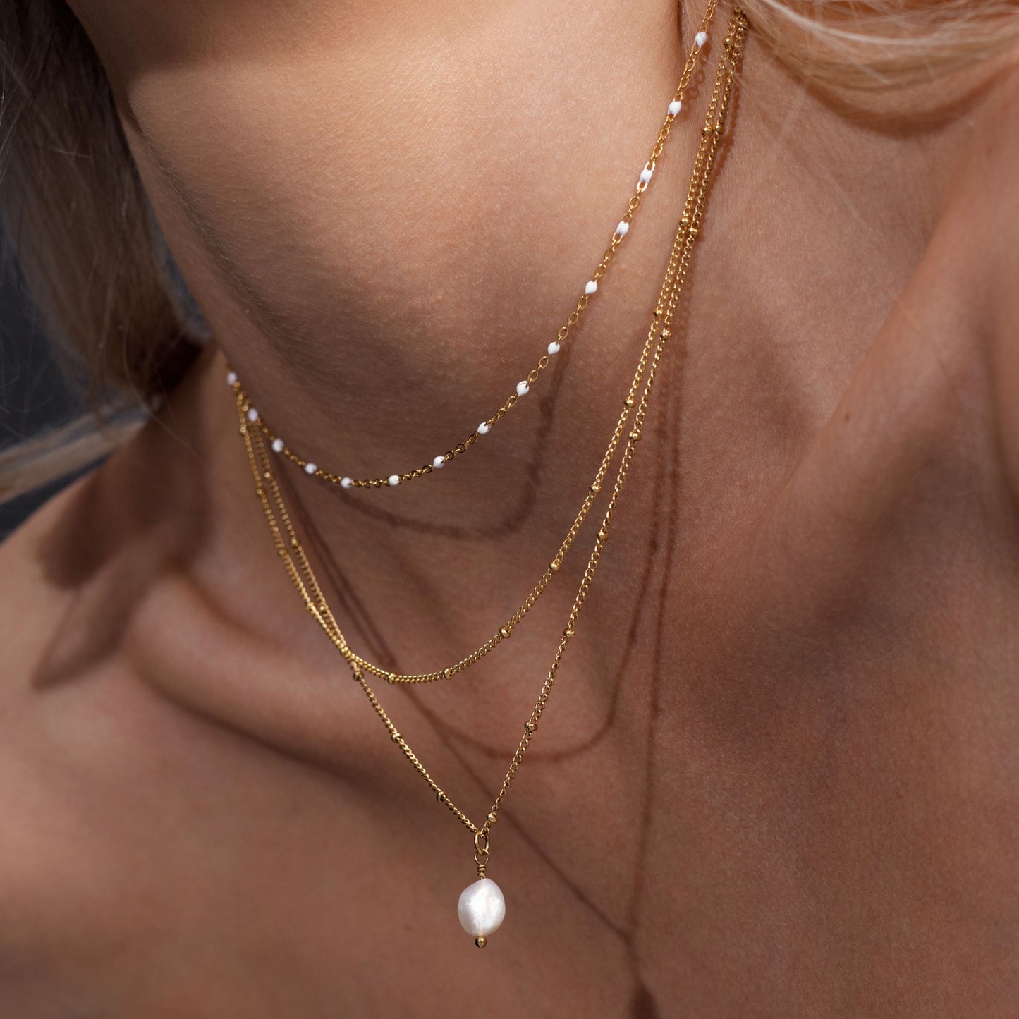 Aveline – Doble Gargantilla con Cuentas Doradas y Esmalte