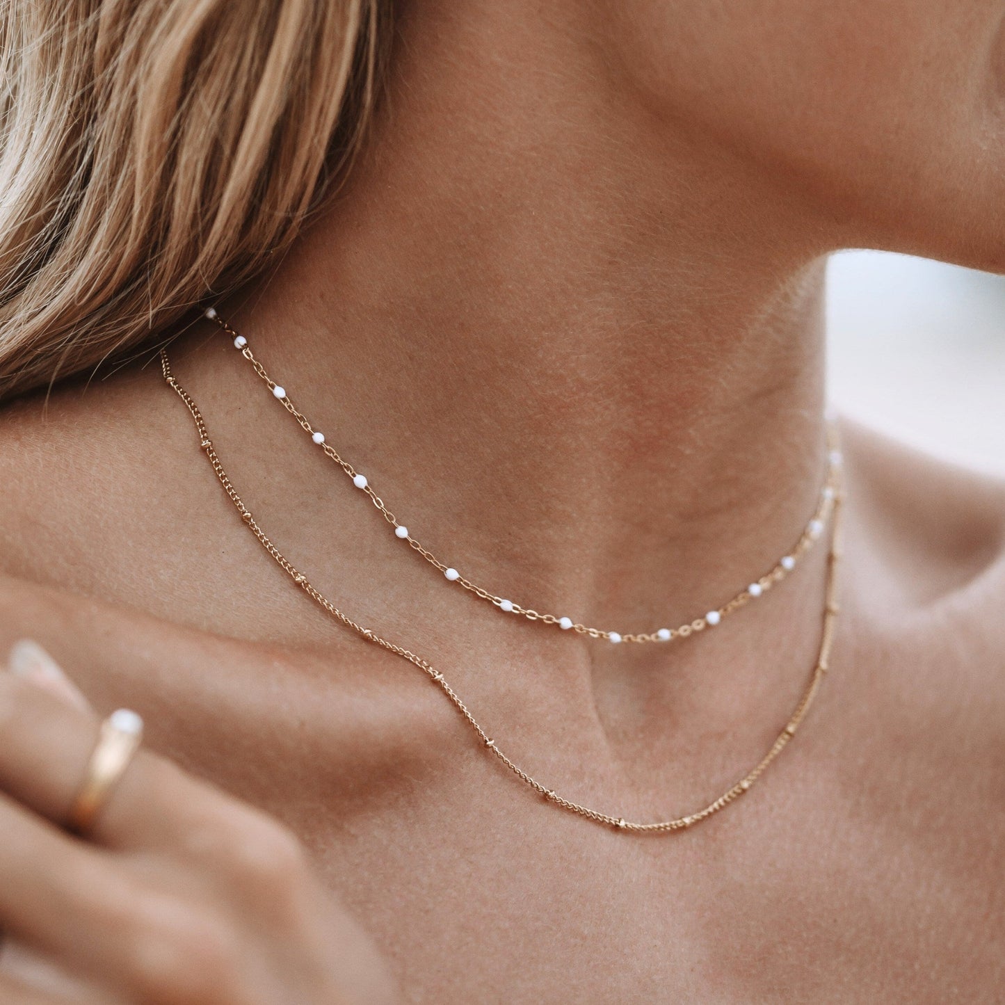 Aveline – Doble Gargantilla con Cuentas Doradas y Esmalte