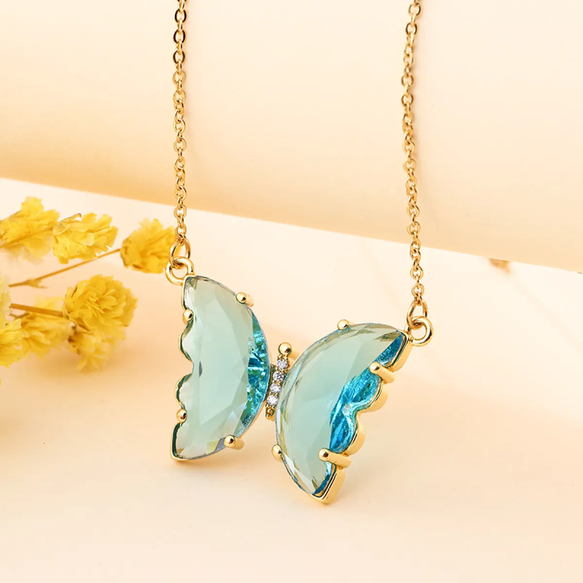 Collar de mariposa pequeña de color burdeos