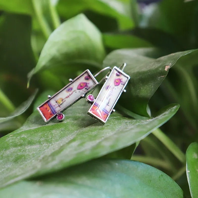 Elowen – Pendientes Vintage con Encanto de Esmalte