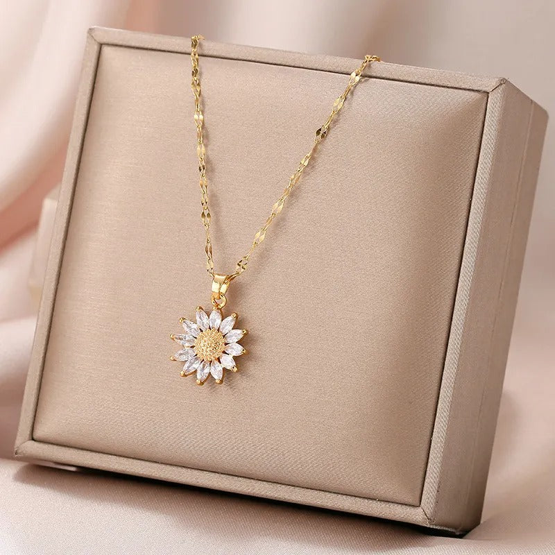 Jennie – Collar Girasol en Cristal y Acabado Dorado