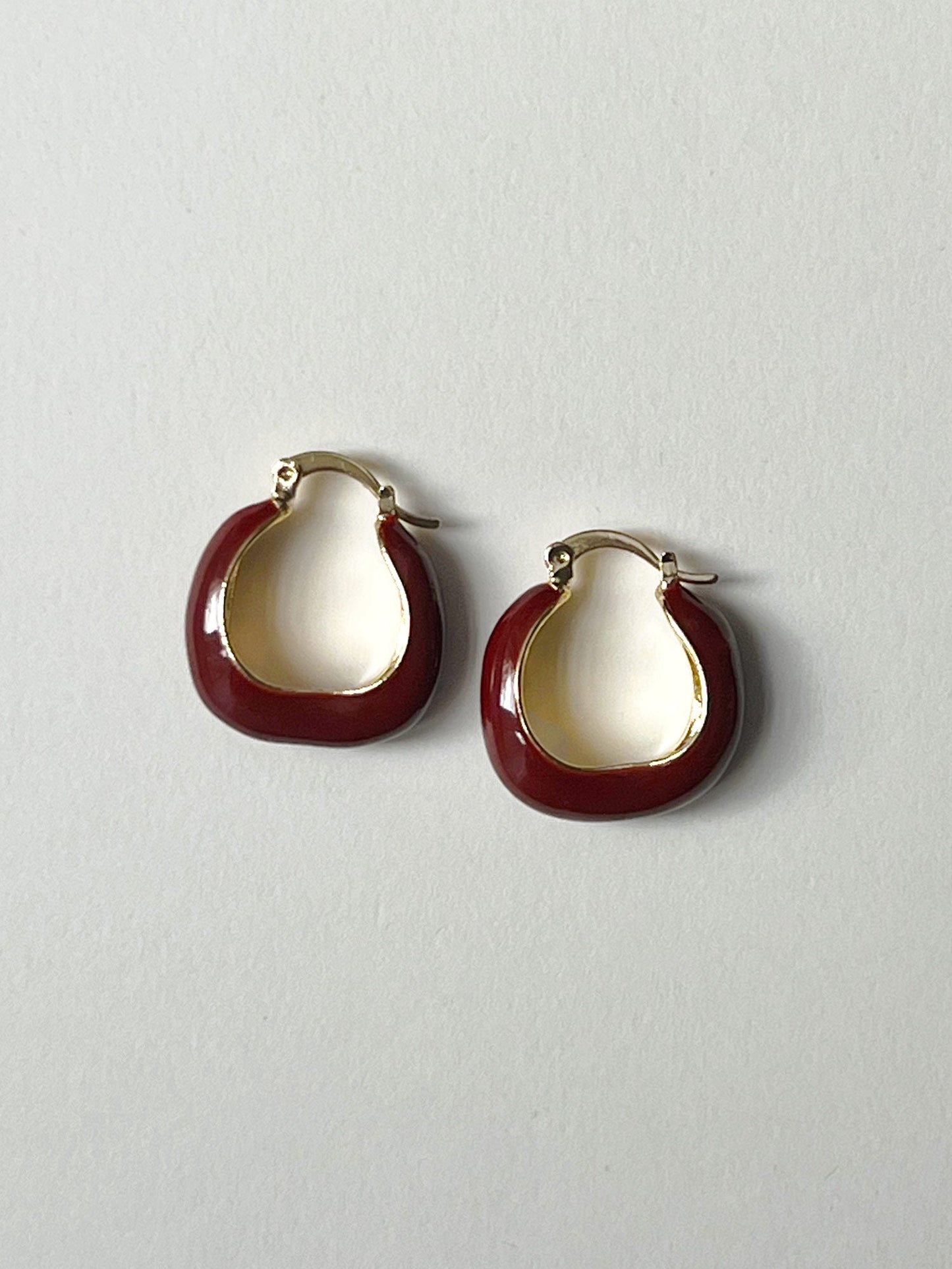 Aretes de esmalte elegantes de color burdeos
