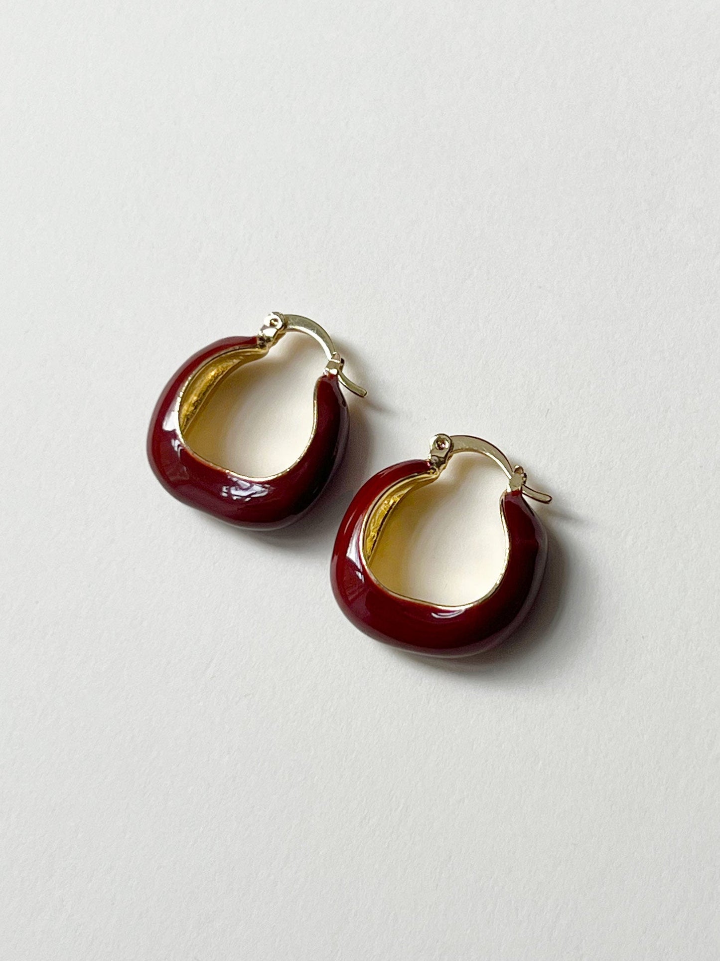 Aretes de esmalte elegantes de color burdeos