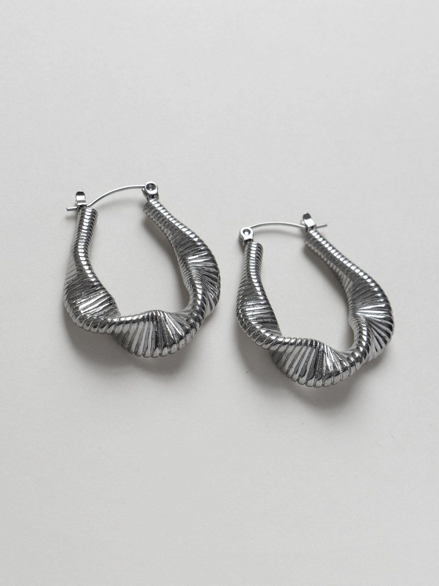Lyra - Aros de ondas fluidas plateadas