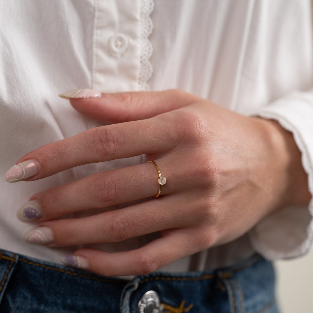 Heba - Anillo Dorado con Piedra Lunar