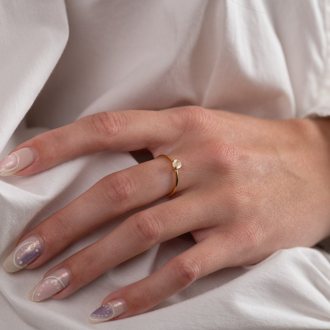 Heba - Anillo Dorado con Piedra Lunar
