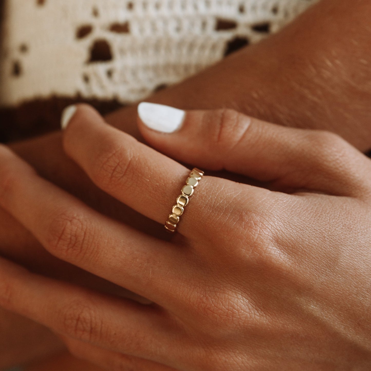 Nessa – Anillo Dorado con Diseño de Esferas