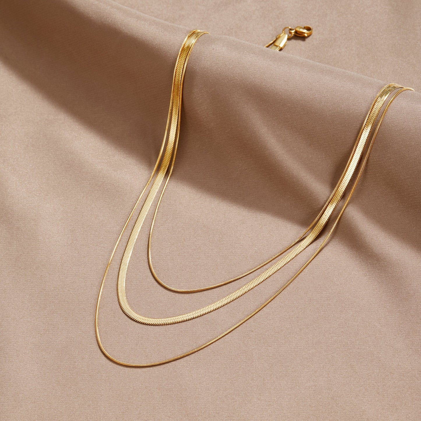 Agot – Collar Cadena Dorado Multi-Capa