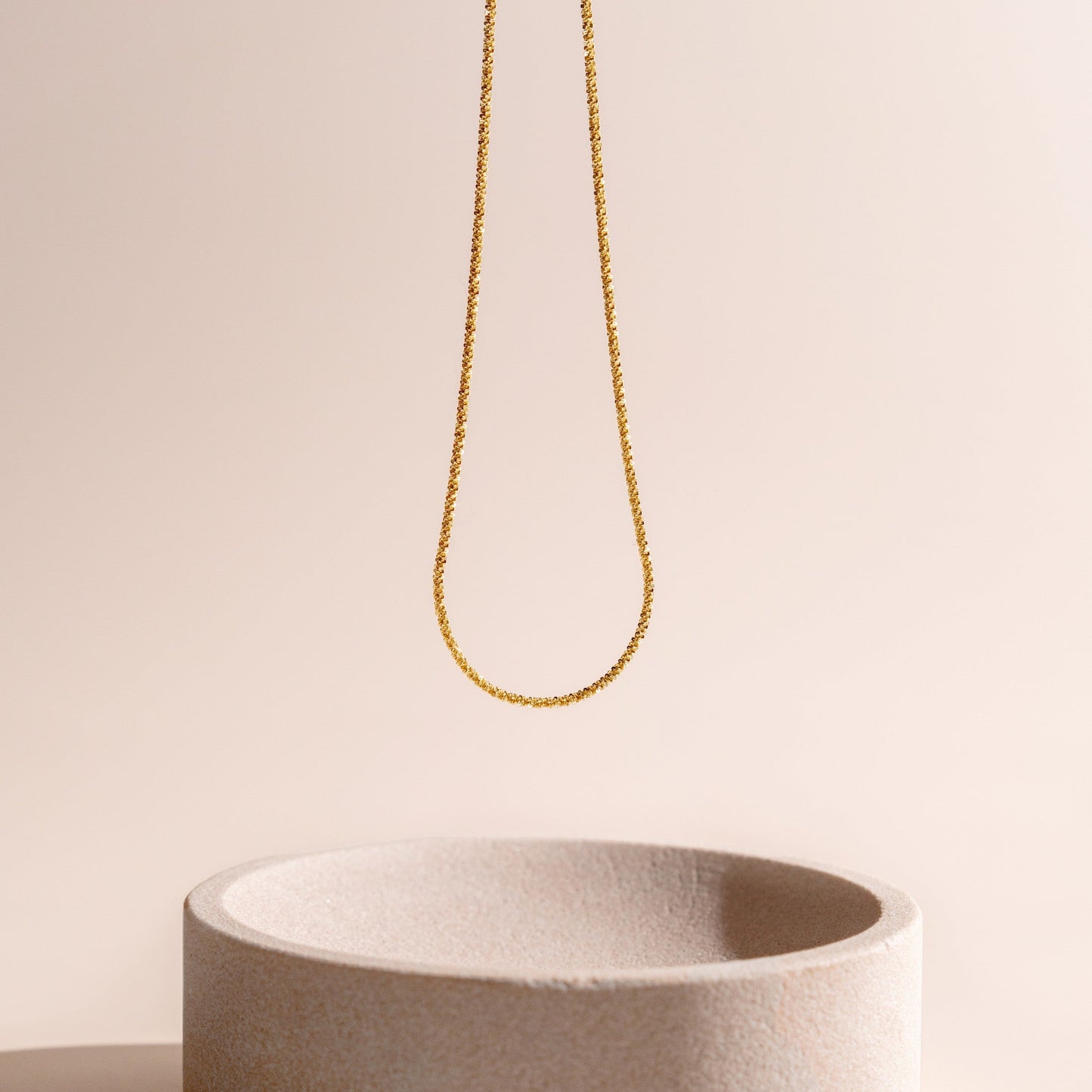 Piana – Collar Dorado Delicado para el Día a Día