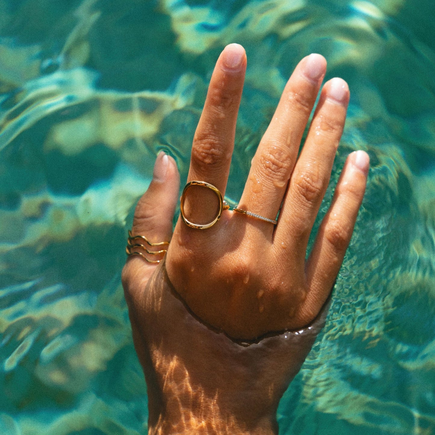 Mona – Anillo Dorado con Diseño de Olas