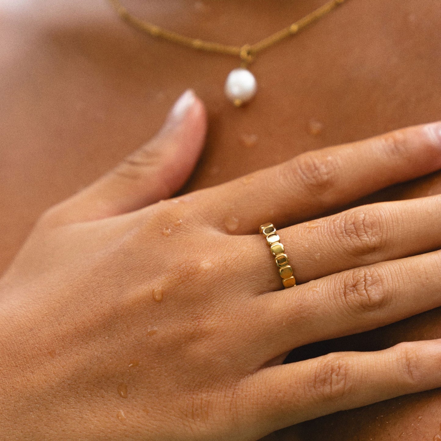 Nessa – Anillo Dorado con Diseño de Esferas