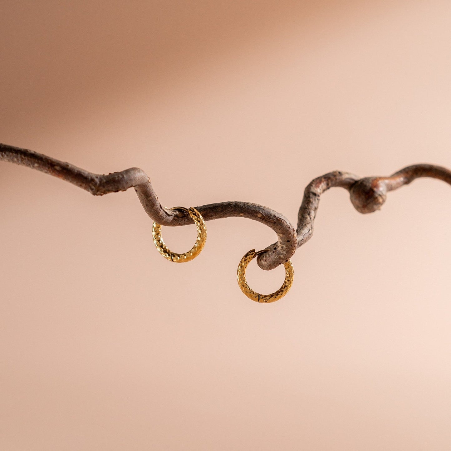 Amara – Aros Martillados Dorados Resistentes al Agua