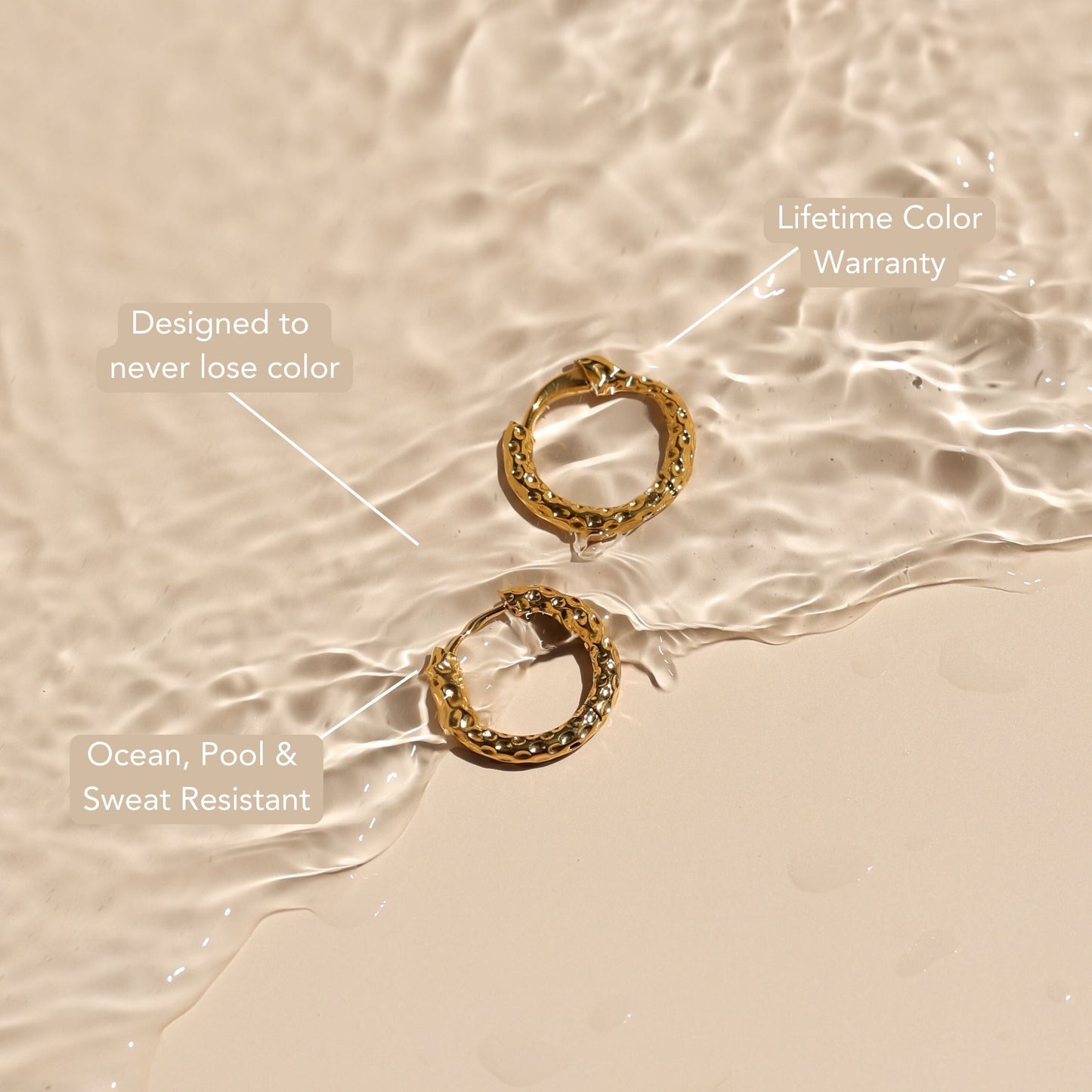 Amara – Aros Martillados Dorados Resistentes al Agua