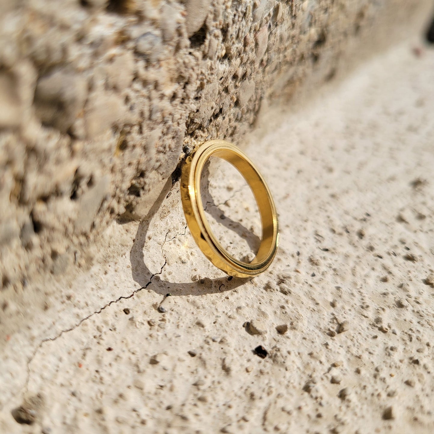 Nadia – Anillo Fidget Giratorio de Banda Martillada Delicada