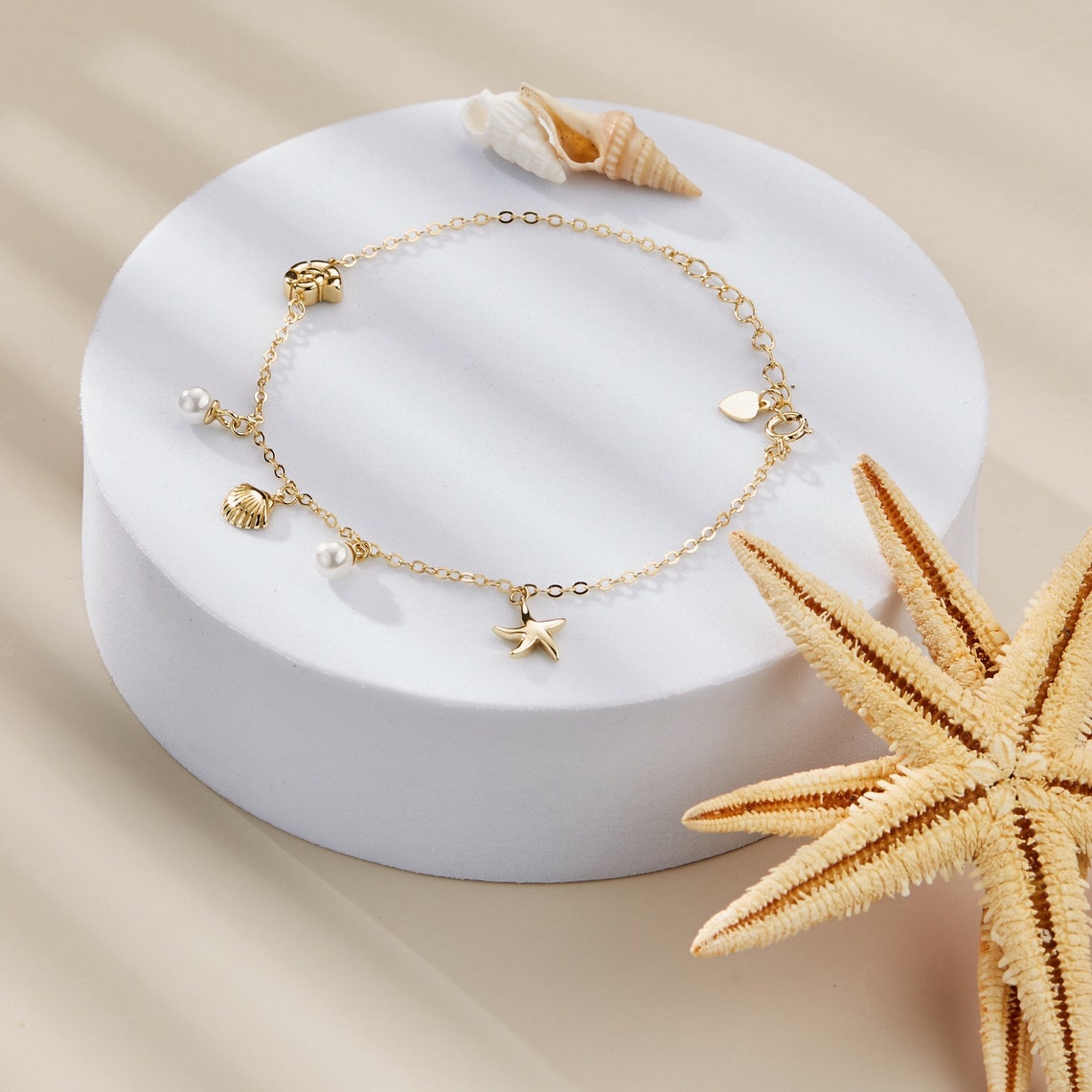 Pulsera con encanto de concha y estrella de mar