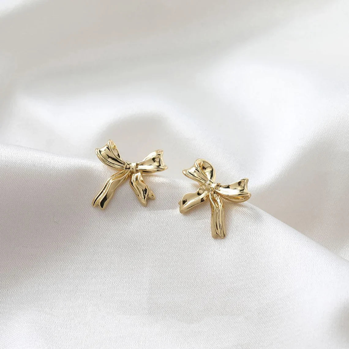 Pendientes de oro blanco con lazo - Pendientes de botón con diseño de lazo