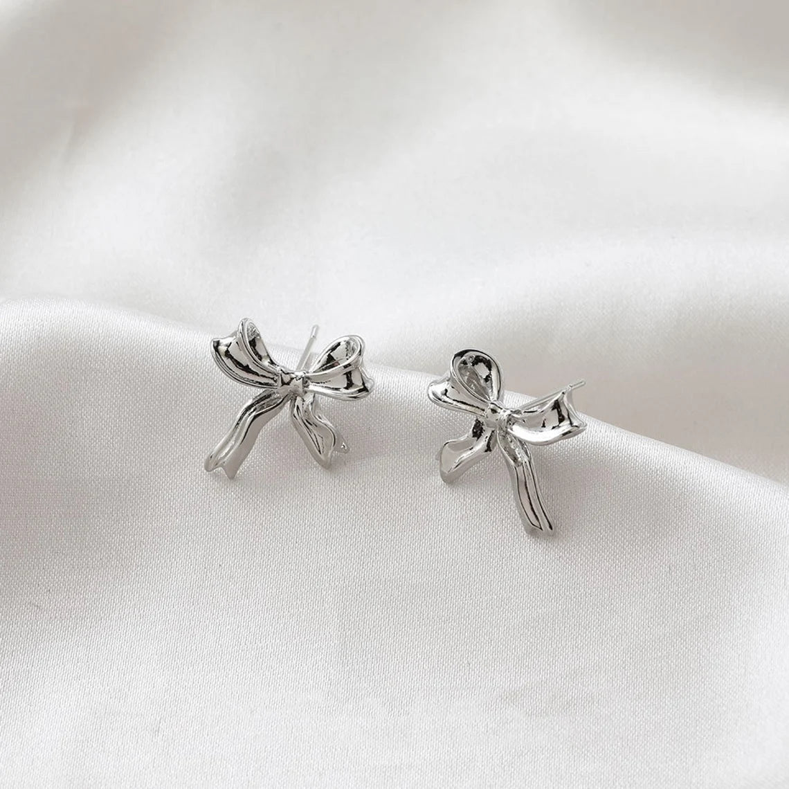 Pendientes de oro blanco con lazo - Pendientes de botón con diseño de lazo