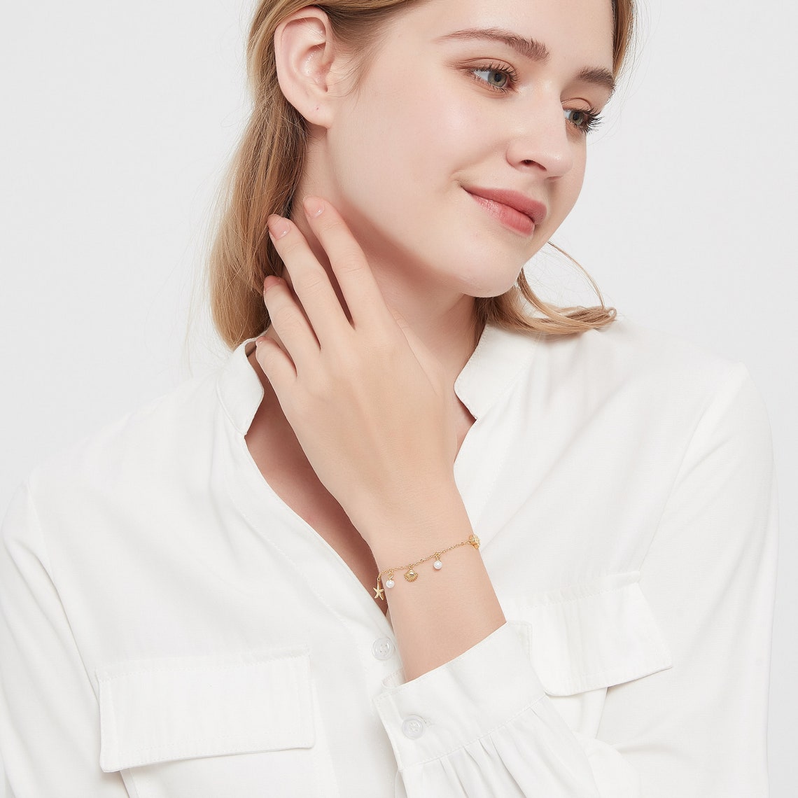 Pulsera con encanto de concha y estrella de mar