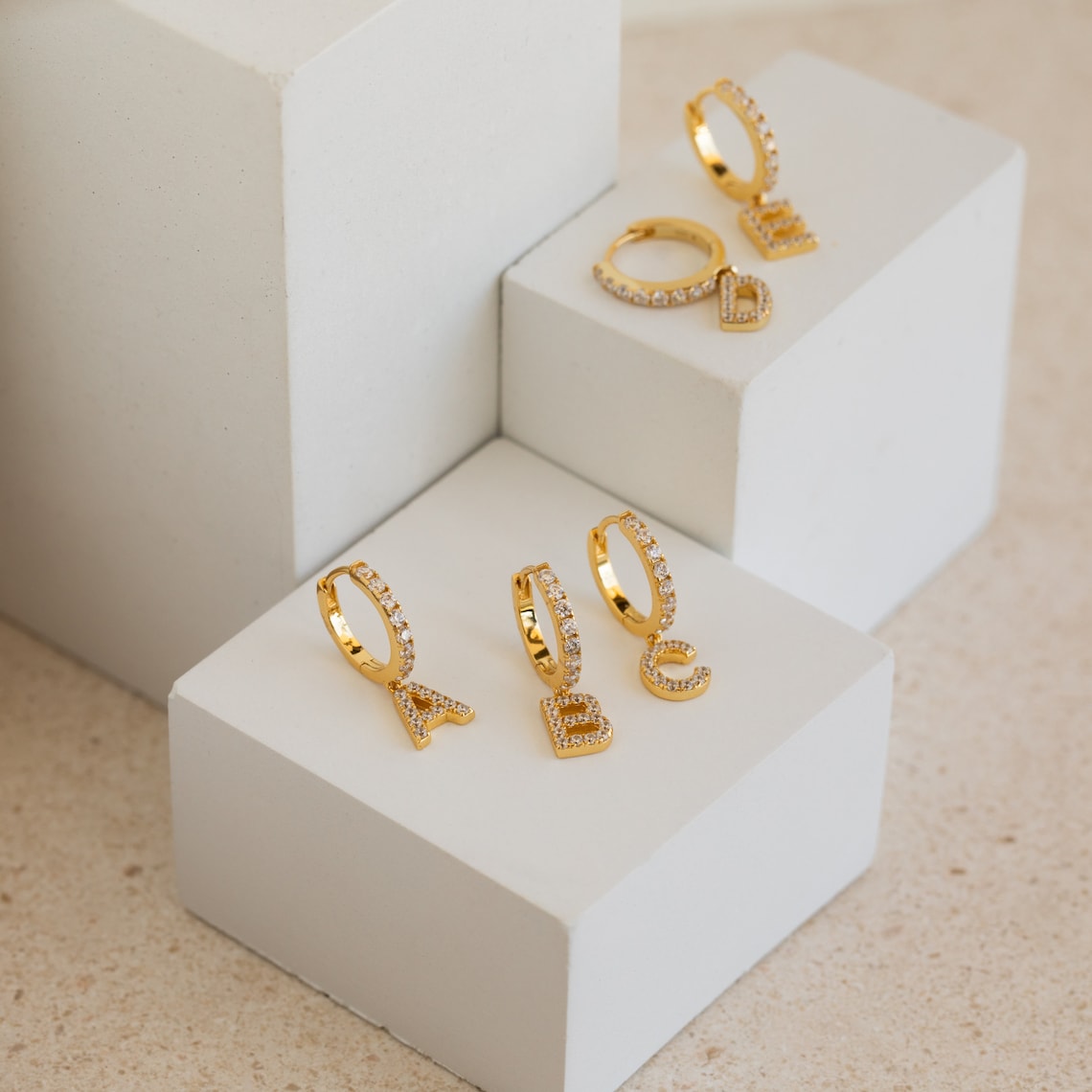 Pendientes con letras de diamantes - Pendientes huggie delicados