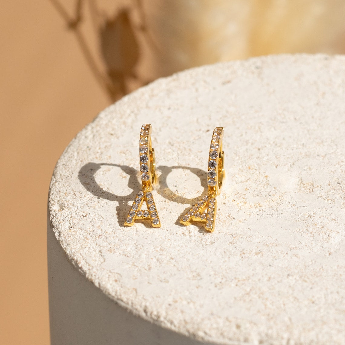 Pendientes con letras de diamantes - Pendientes huggie delicados