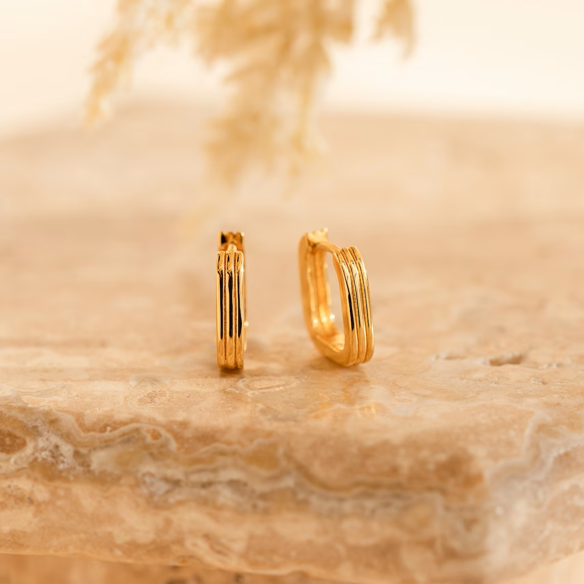 Aros Huggie Minimalistas de Eslabones Rectangulares Acanalados