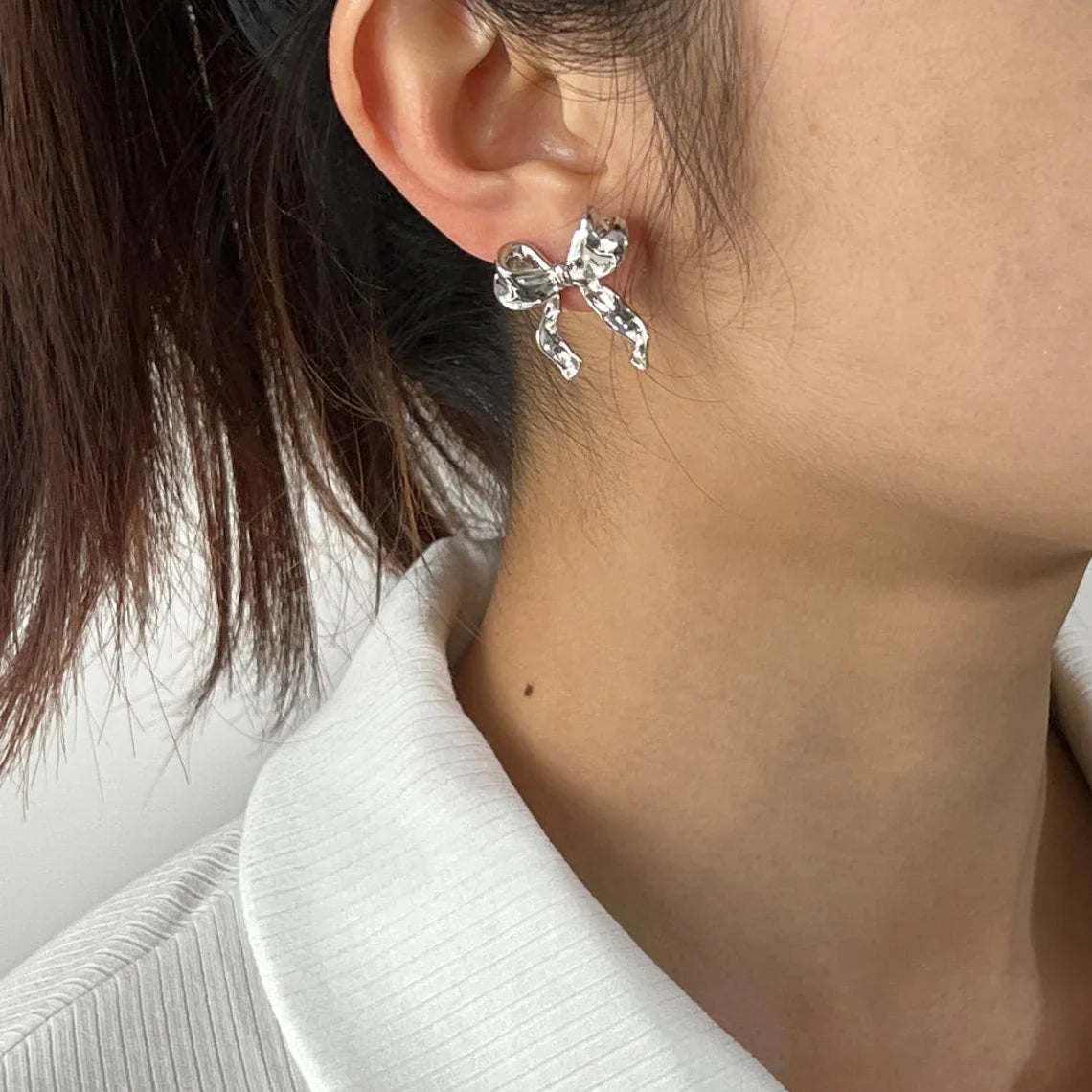 Pendientes de oro blanco con lazo - Pendientes de botón con diseño de lazo
