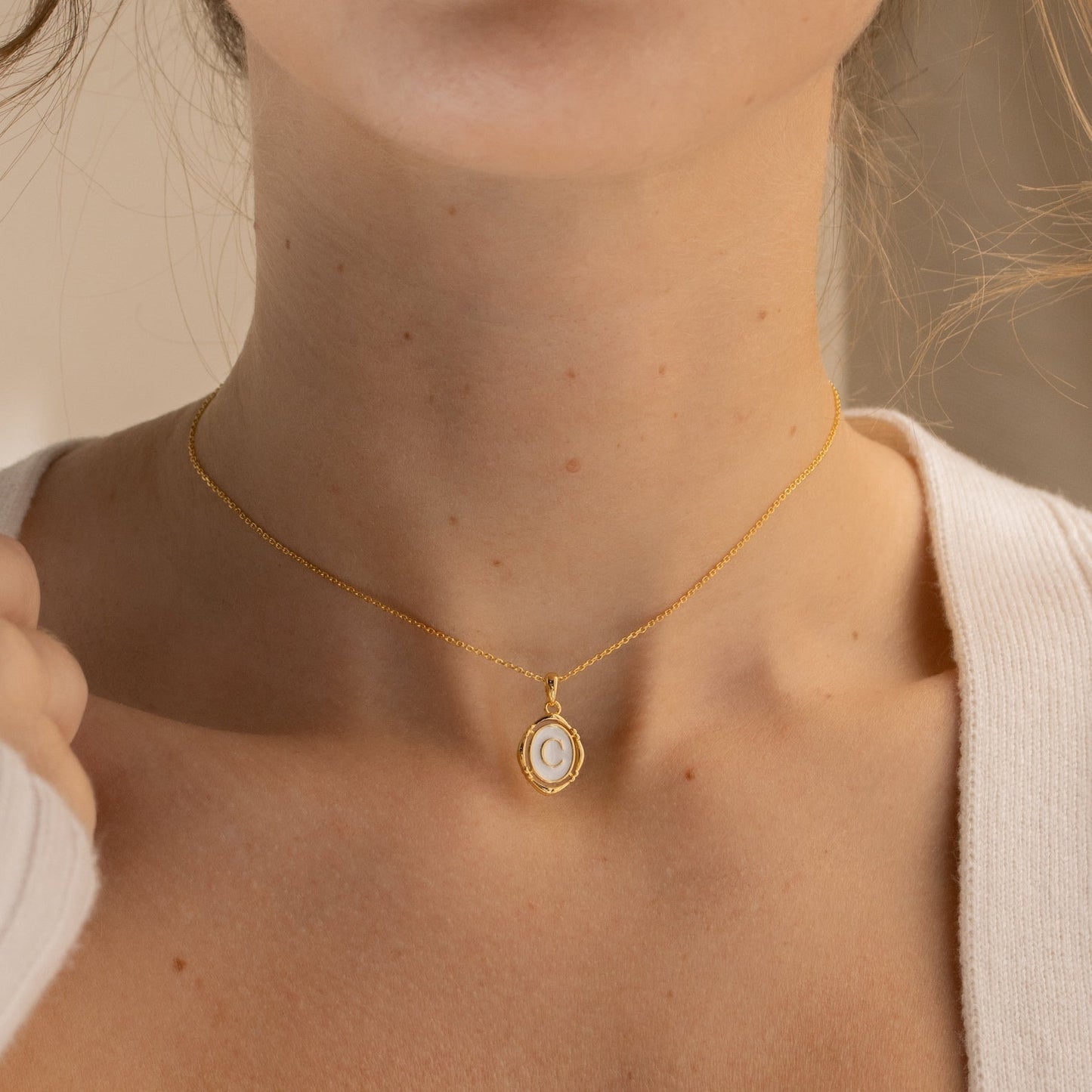 Camille – Collar Colgante con Inicial Personalizada