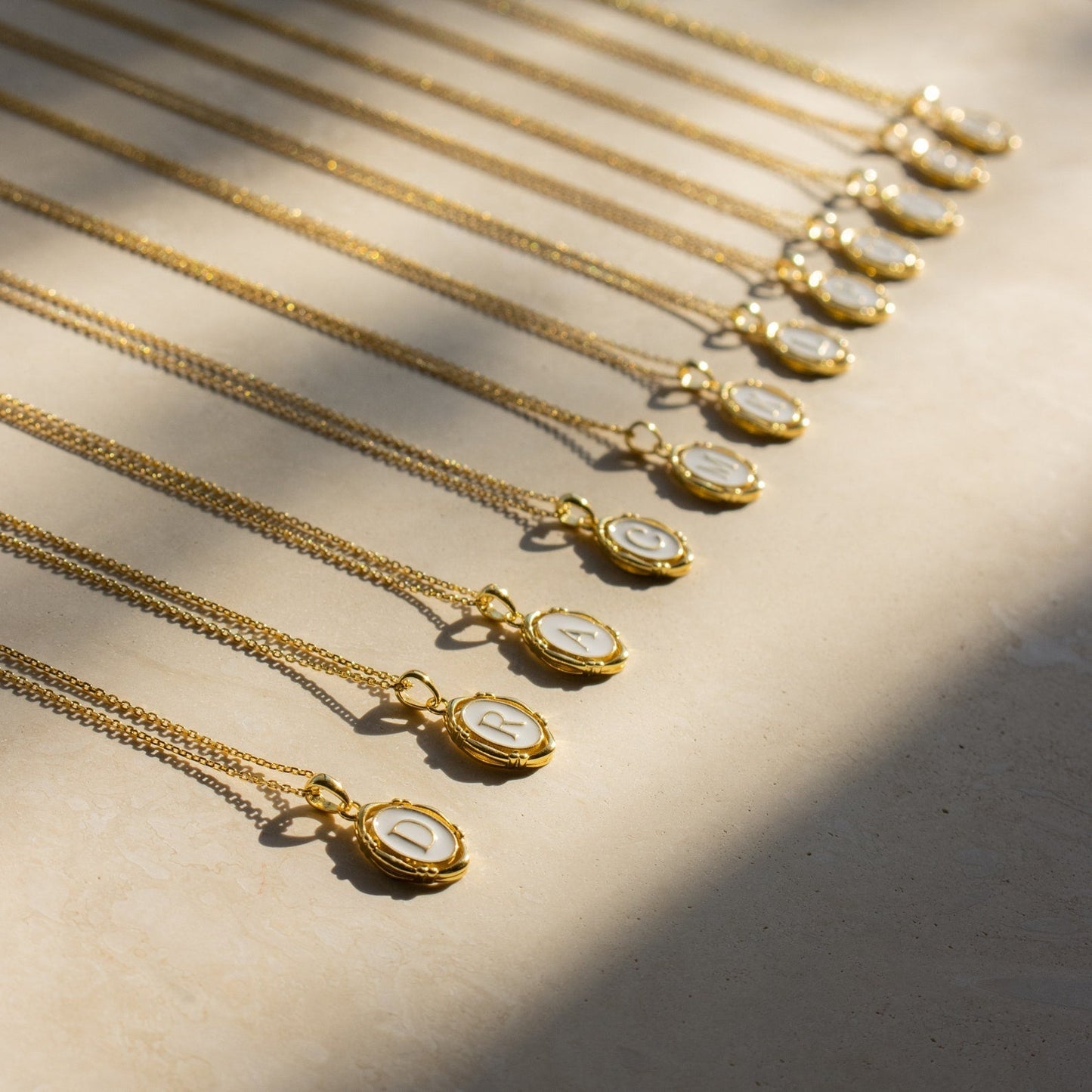 Camille – Collar Colgante con Inicial Personalizada