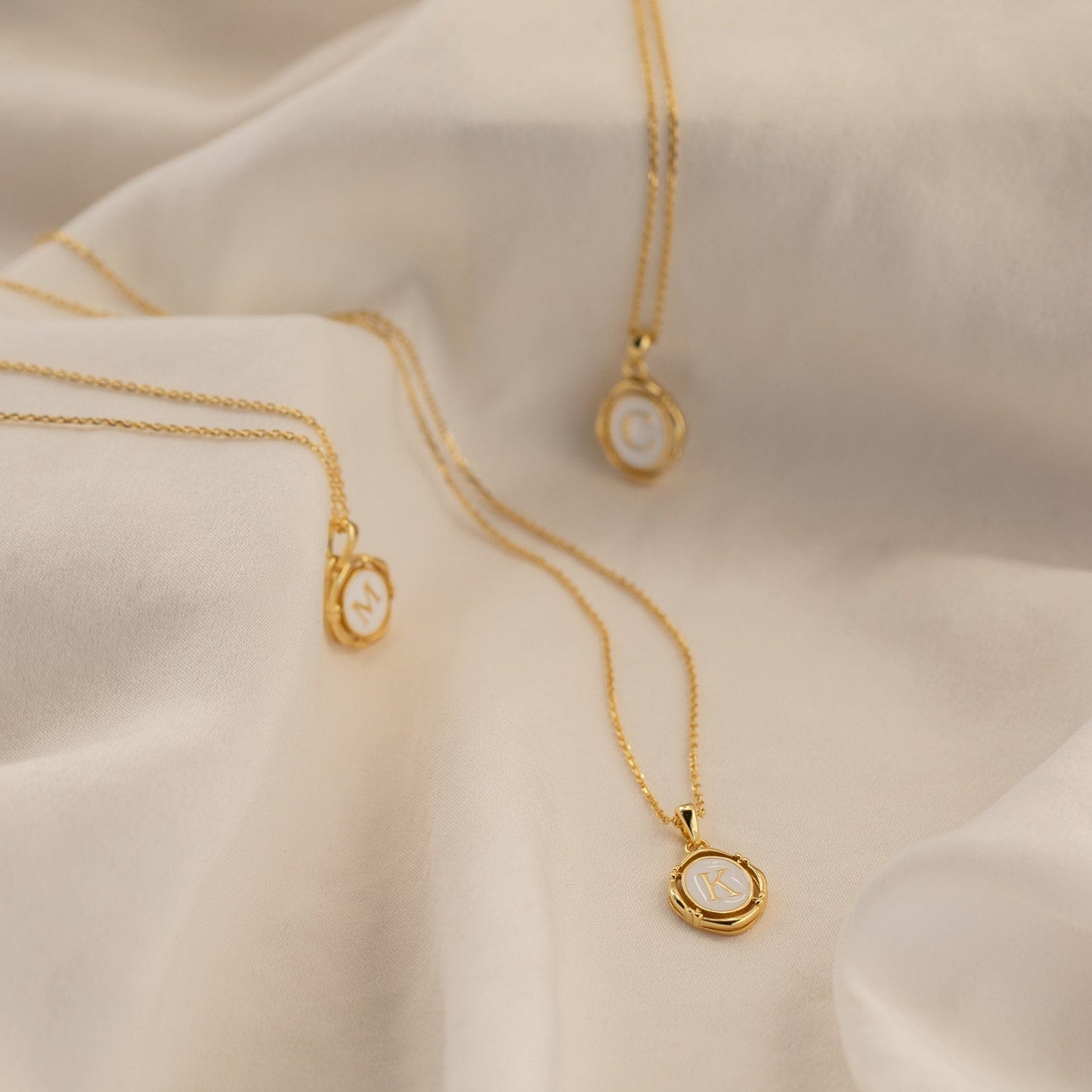 Camille – Collar Colgante con Inicial Personalizada