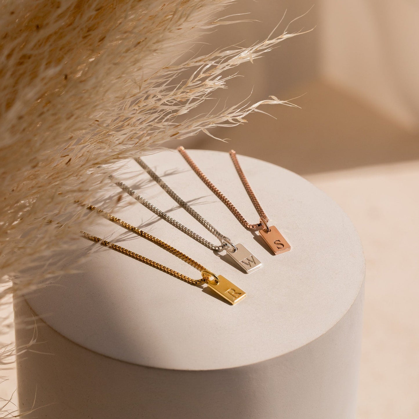 Clara – Collar Mini Etiqueta con Inicial Personalizada