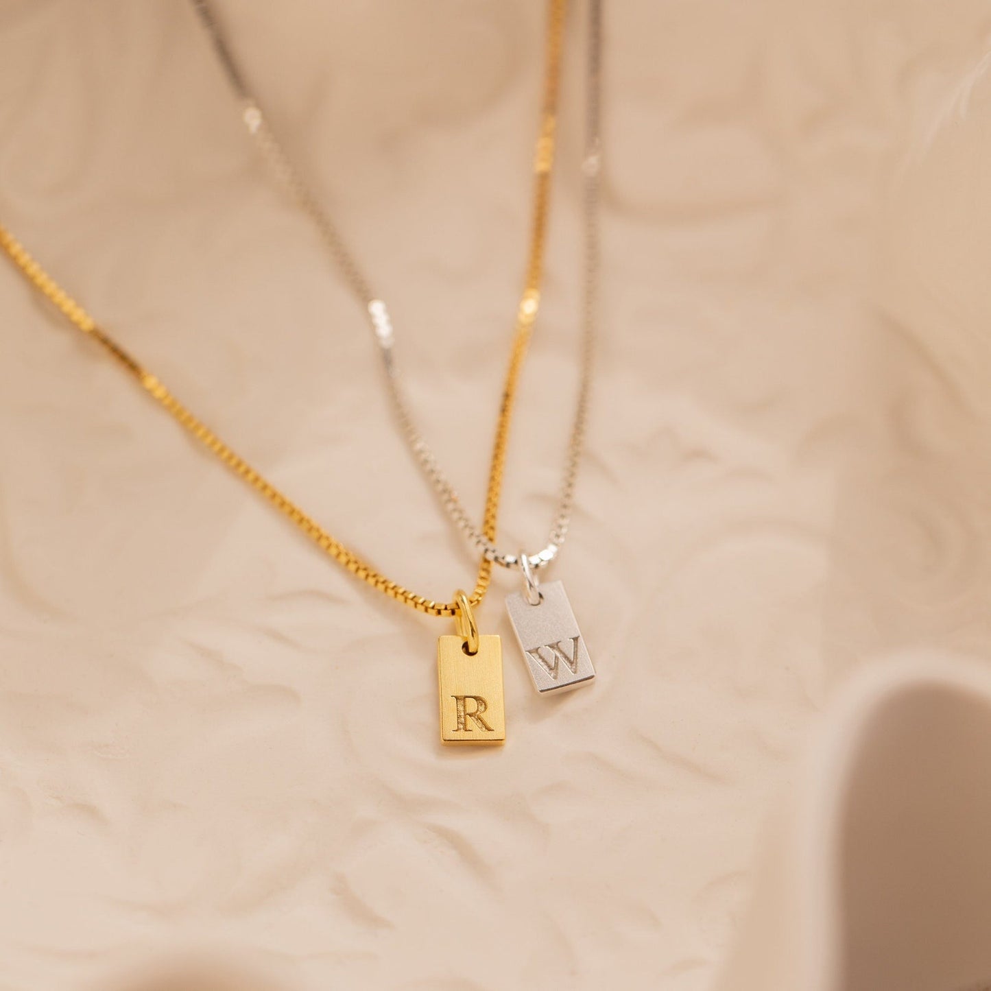 Clara – Collar Mini Etiqueta con Inicial Personalizada