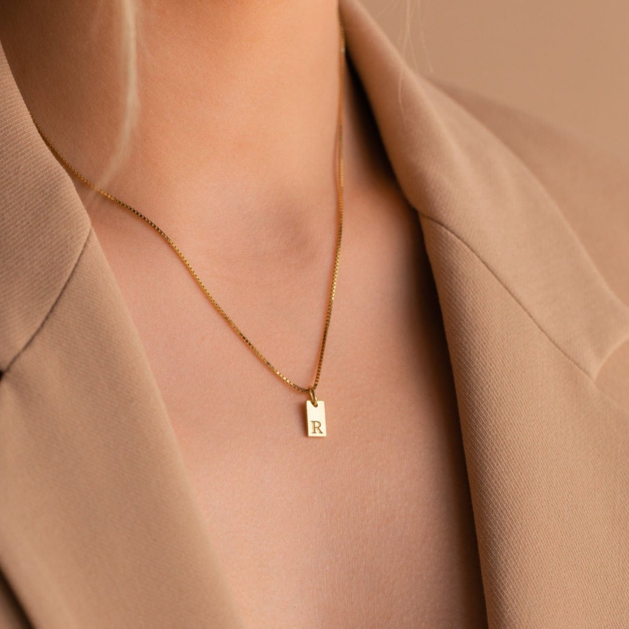 Clara – Collar Mini Etiqueta con Inicial Personalizada