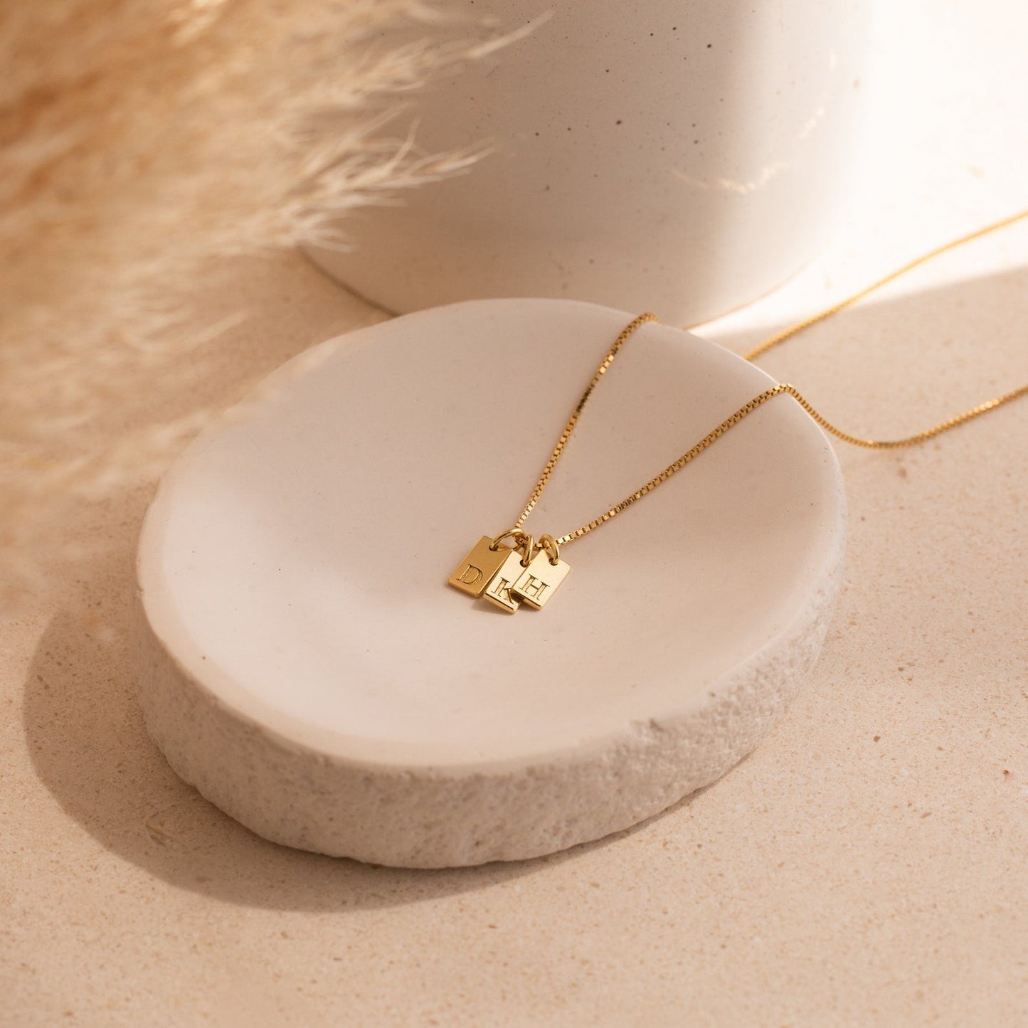Clara – Collar Mini Etiqueta con Inicial Personalizada