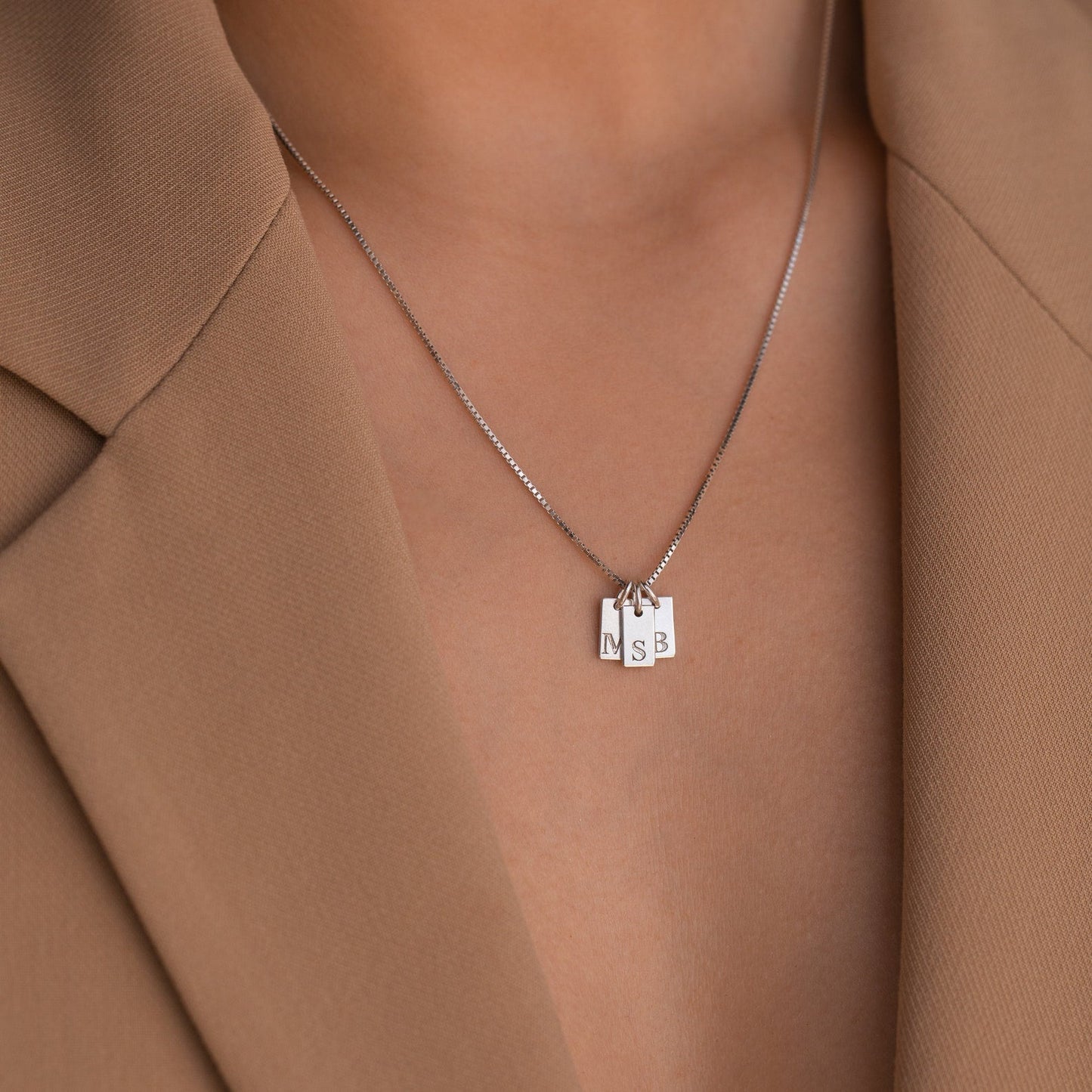 Clara – Collar Mini Etiqueta con Inicial Personalizada