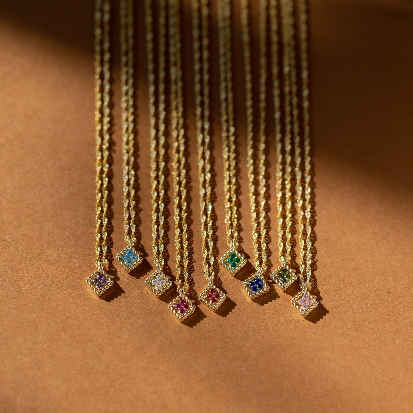 Collar con colgante en rombo de piedra de nacimiento