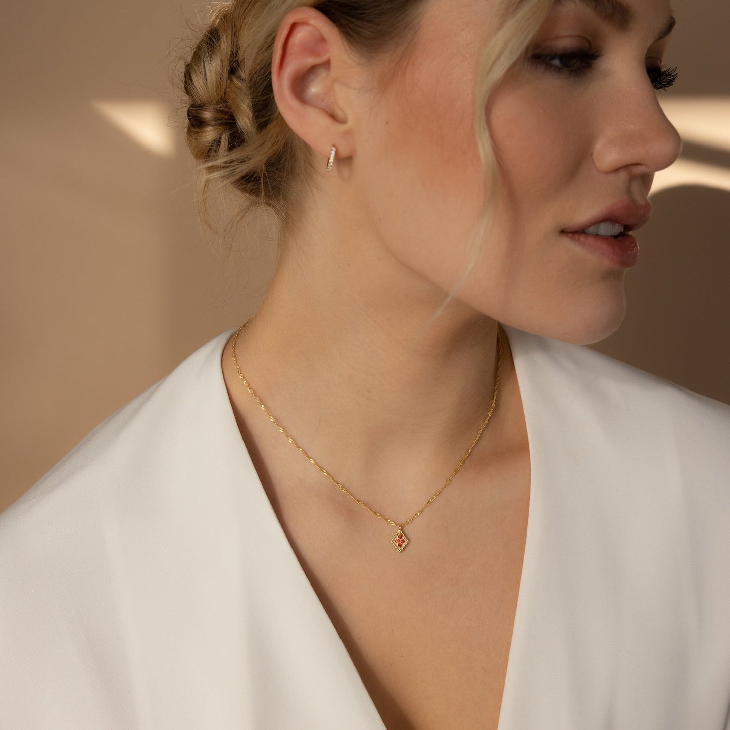 Collar con colgante en rombo de piedra de nacimiento