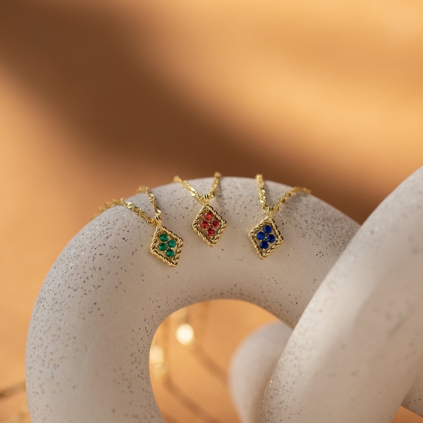 Collar con colgante en rombo de piedra de nacimiento