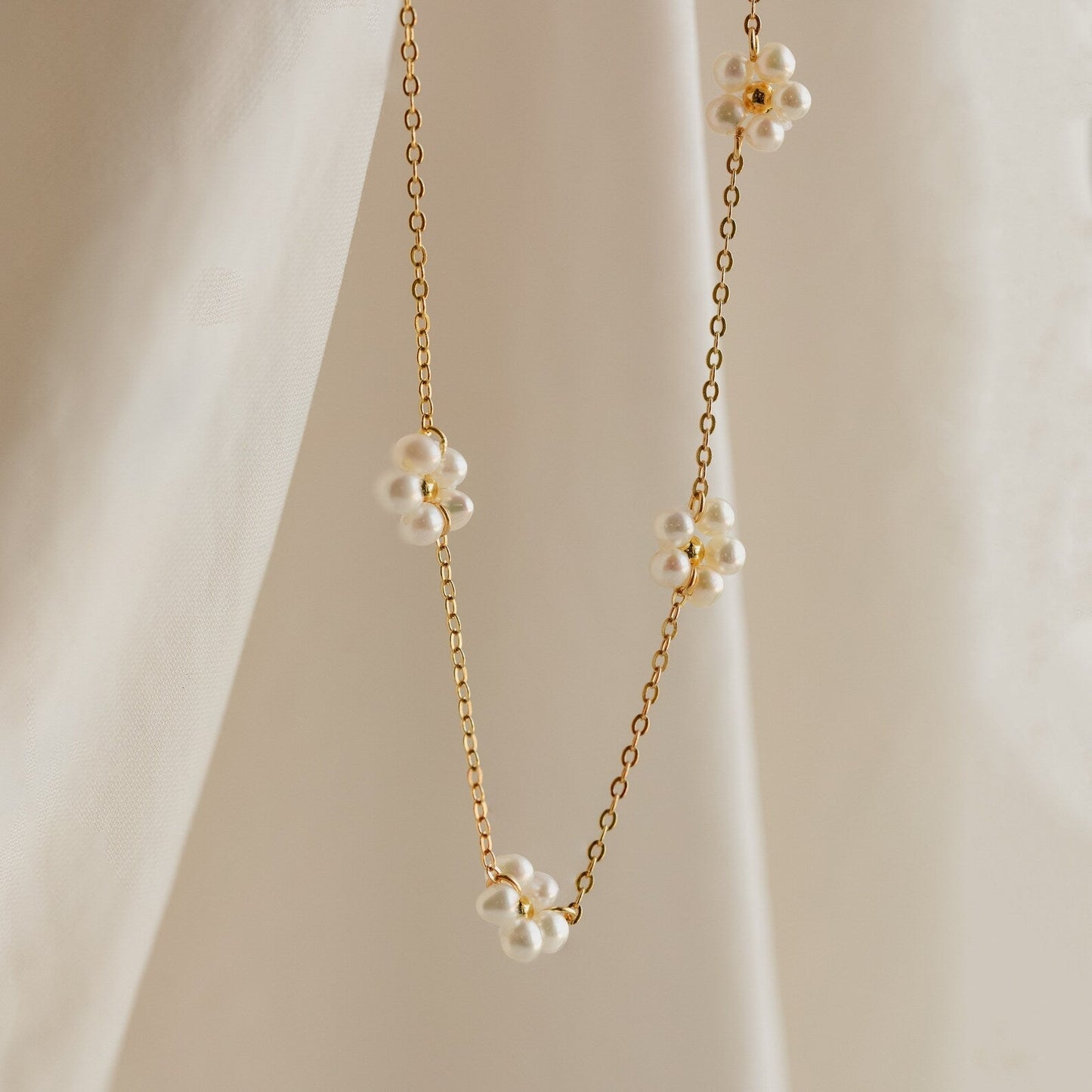 Collar de margaritas de perlas - flores de perlas