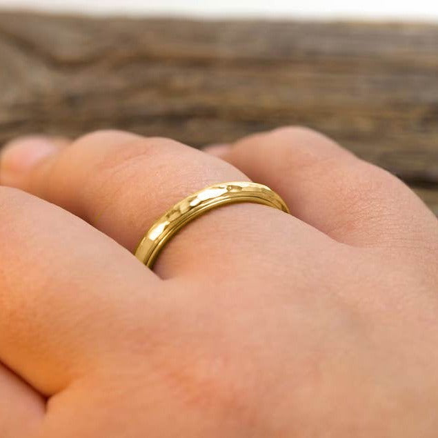 Nadia – Anillo Fidget Giratorio de Banda Martillada Delicada