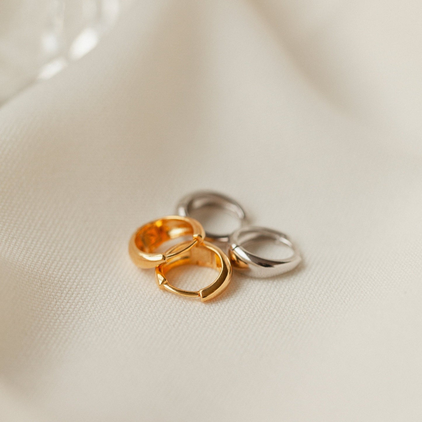 Aros Huggies Plegables - Pendientes con Hebilla Curvada