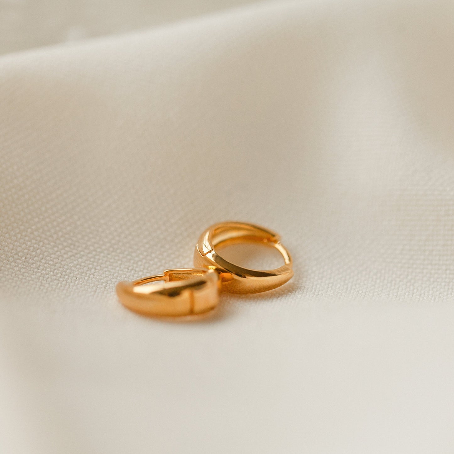 Aros Huggies Plegables - Pendientes con Hebilla Curvada